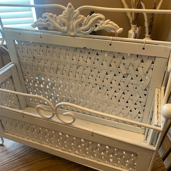 Metal / wood footed basket - - Picture 3 of 15